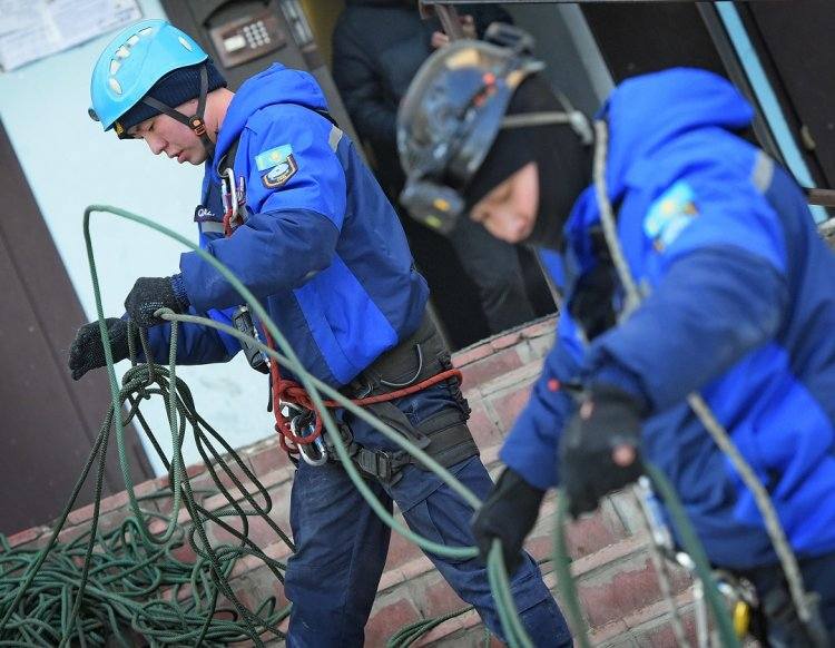 Павлодарские спасатели сняли ребёнка с подоконника