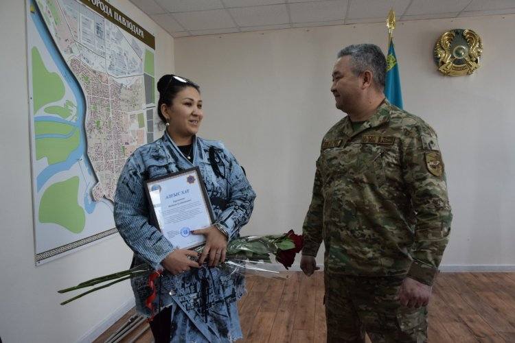 Павлодарку наградили за спасение ребёнка