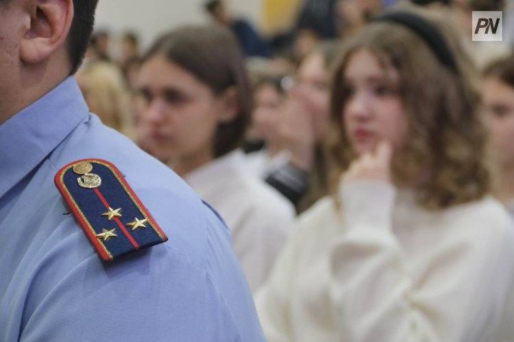Щербактинские школьники примерили полицейскую экипировку