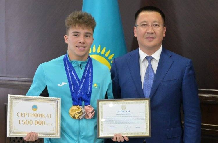 Асаин Байханов поздравил павлодарских гимнастов, с триумфом выступивших в Корее