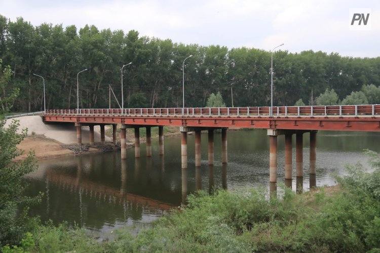 В Павлодаре девушка спрыгнула с моста в реку
