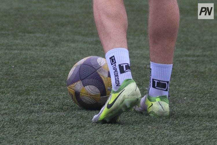 Футболисты «Иртыша» расписались на мяче для железинских детей
