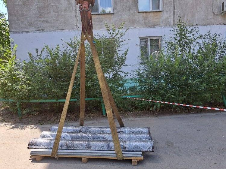 Жители Аксу пожаловались на качество новостройки, на которую в ураган упал кран