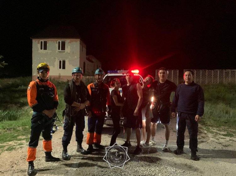 Туристы попали в ночную ловушку в горах Баянаула