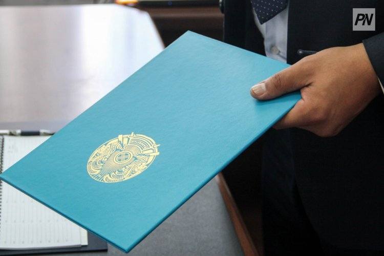 Двум чиновникам в Павлодарской области оплатили нерабочие дни