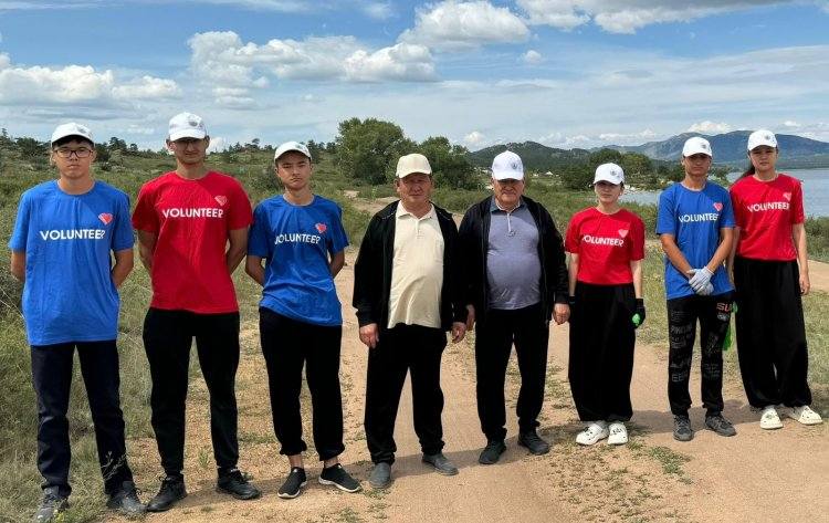 Молодёжь навела порядок в сакральных местах Баянаула