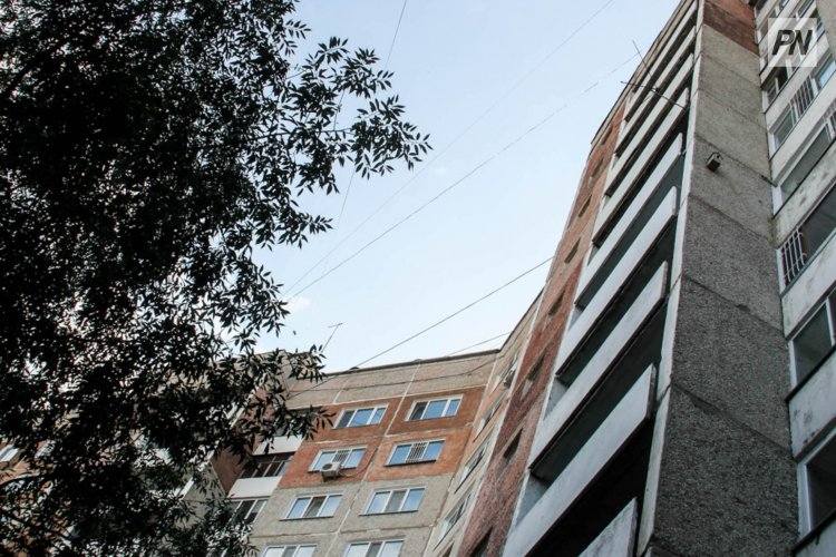 Павлодарец устроил соседям дождь из нечистот