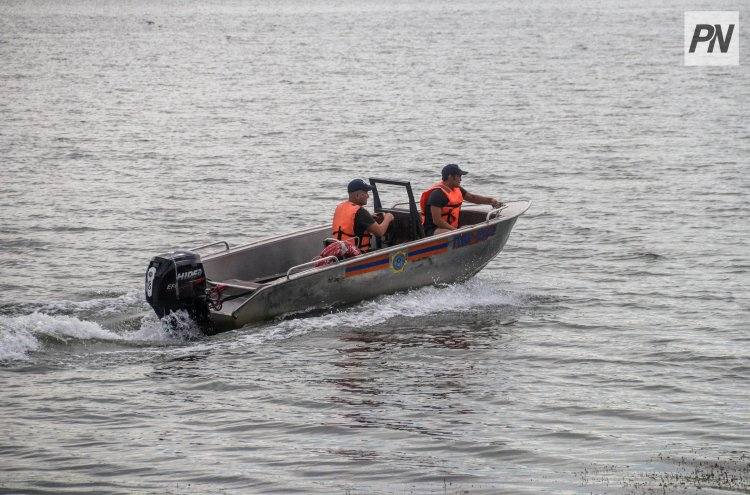 В Павлодаре перевернулась лодка с рыбаками