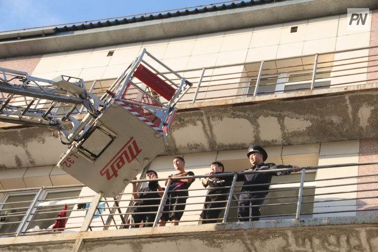 В Павлодаре загорелись два этажа жилого дома