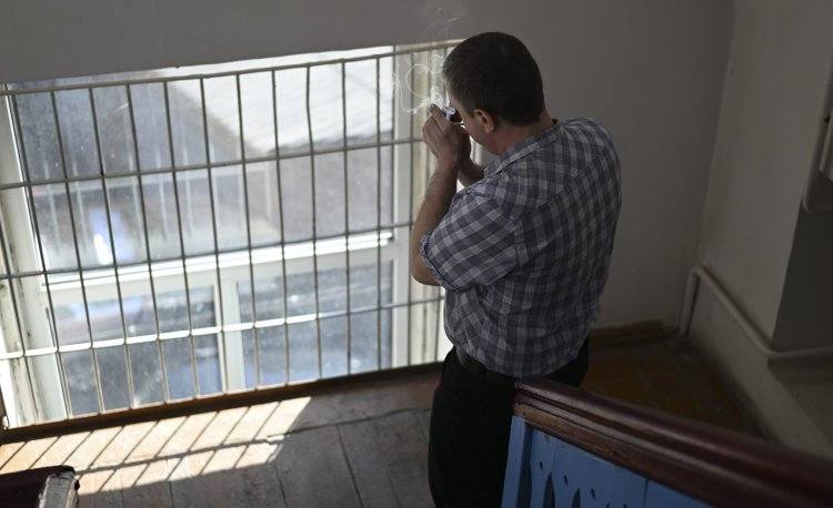 Павлодарец покурил в подъезде и получил штраф