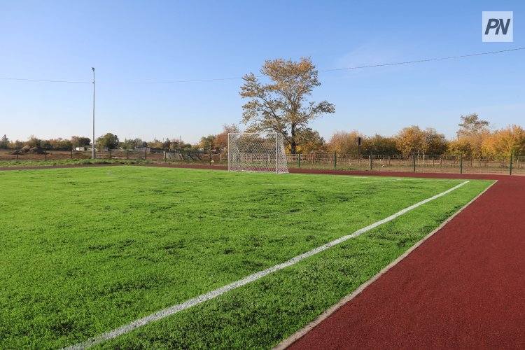 Жители Песчаного смогут поиграть в футбол на своём поле