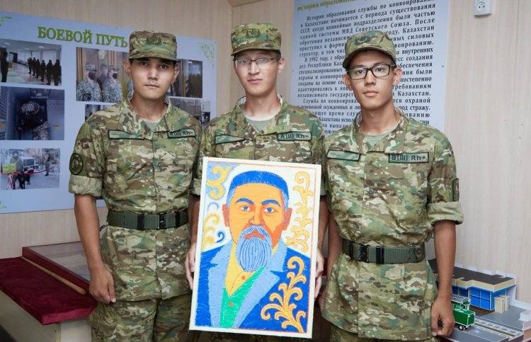 В Павлодаре гвардейцы изобразили великого Абая