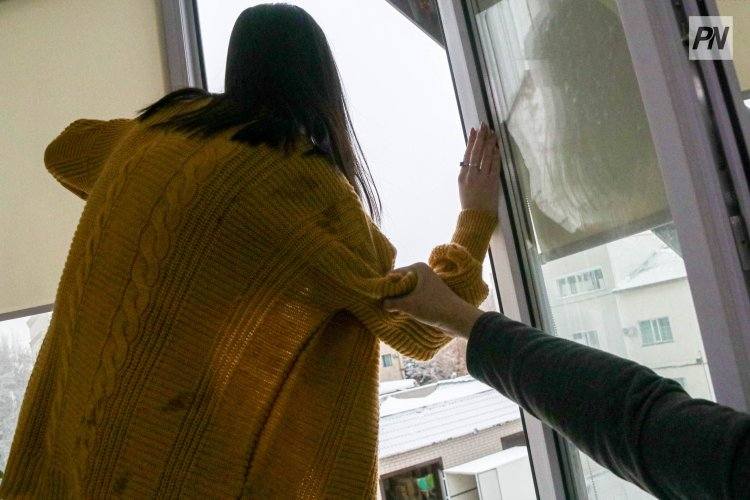 В Павлодаре женщина упала с большой высоты