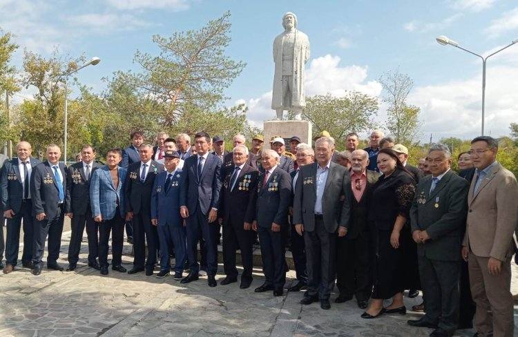 Цветы к памятнику Косума Пшенбаева возложили в Экибастузе
