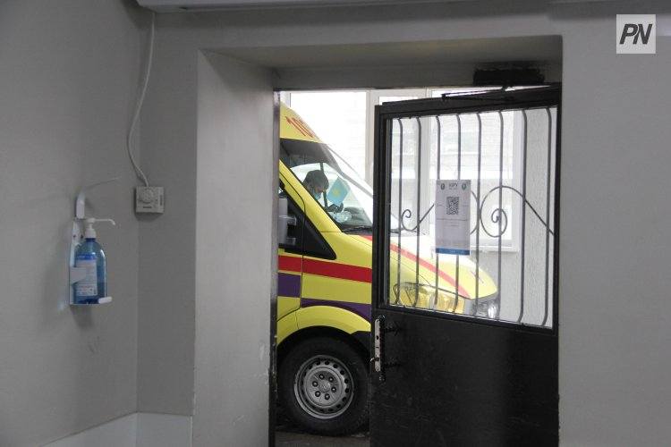 В Аксу ребенок провалился в яму с горячей водой