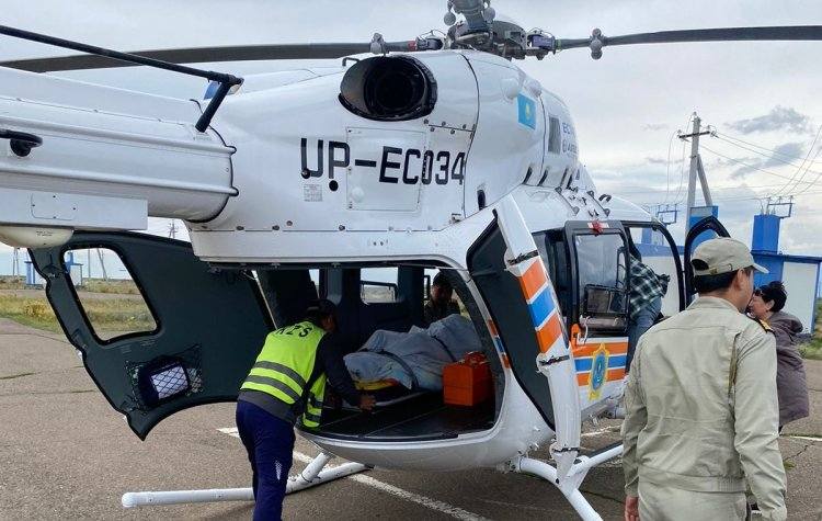 В Павлодарской области вертолет МЧС доставил в больницу мужчину и ребенка