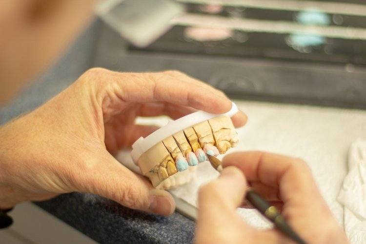 Молодёжь Китая украсила татуировками зубы