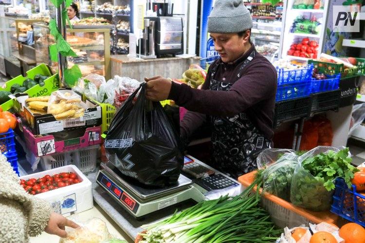 В Аксу проверили цены на социальные продукты