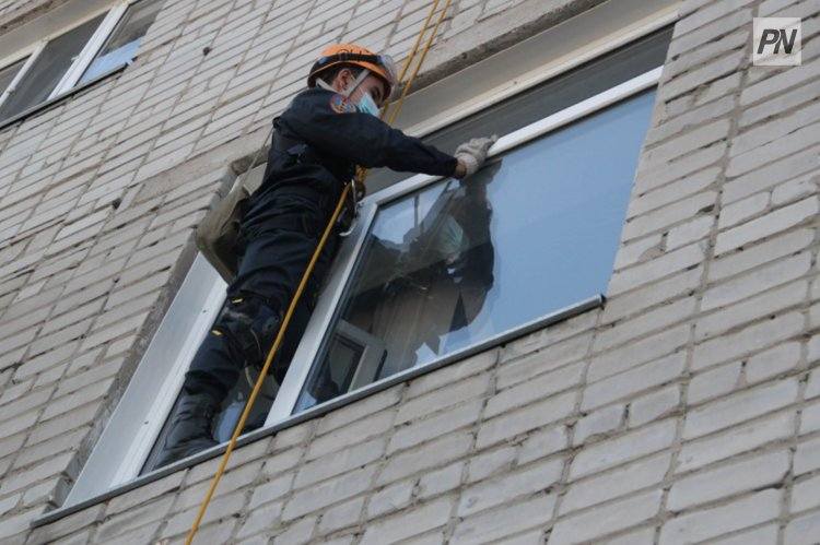 Спасатели влезли в окно квартиры, чтобы помочь павлодарцу