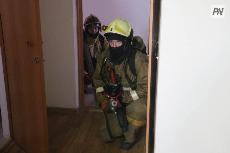 В павлодарской многоэтажке загорелся подвал