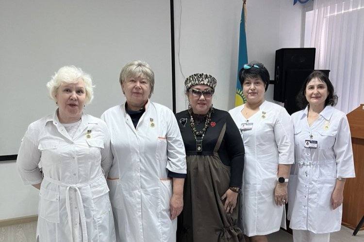 В Павлодаре чествовали ветеранов медицины