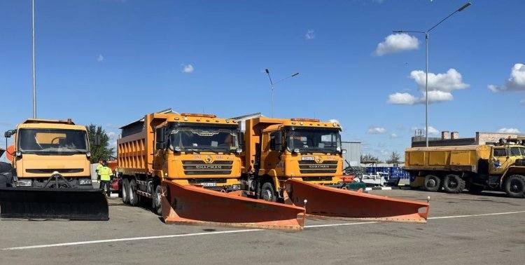 Павлодарские дорожники проверили заносимые снегом участки трассы