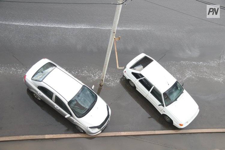 В Павлодаре водитель наехал на припаркованный автомобиль