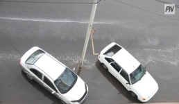 В Павлодаре водитель наехал на припаркованный автомобиль