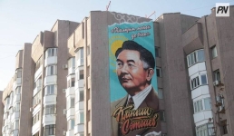 В Павлодаре облик Каныша Сатпаева увековечили в мурале