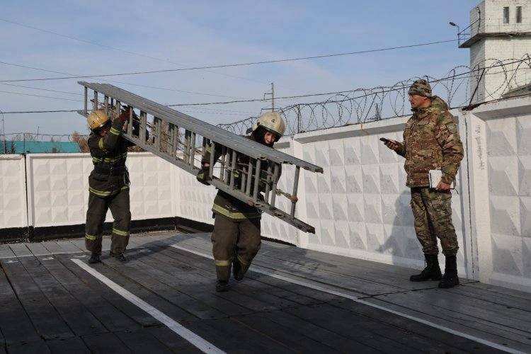 Павлодарские огнеборцы отработали навыки работы на высоте