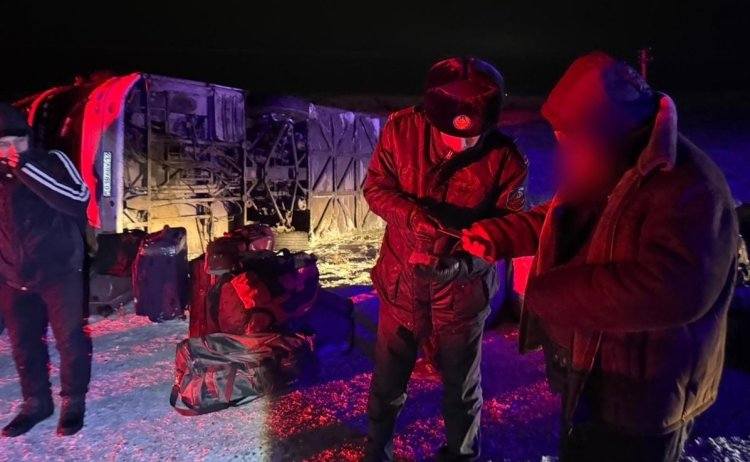 В Павлодарской области автобус с пассажирами опрокинулся в кювет