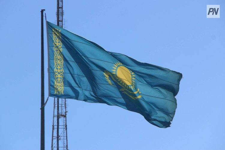 Небесно-голубые флаги Казахстана украсили улицы Москвы