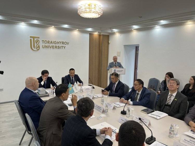 В Павлодаре «расщепили на атомы» коррупцию и интернет-мошенничество