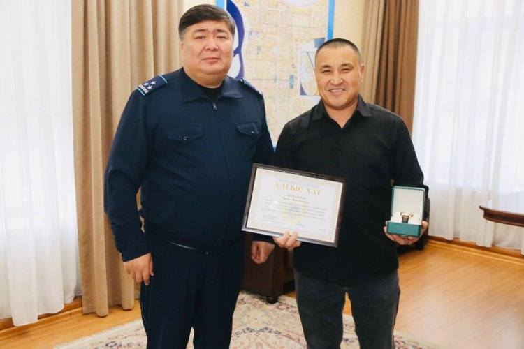 Павлодарца наградили за спасение ребенка