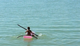 В водах Средиземного моря спасли человека на надувном матрасе