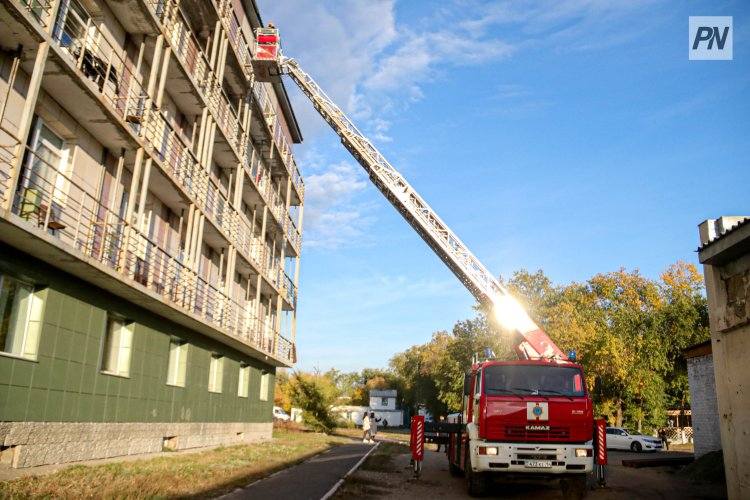 Павлодарские огнеборцы потушили пожар в многоэтажке