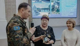 Потомкам погибшего в войну баянаульца передали горсть земли с его могилы