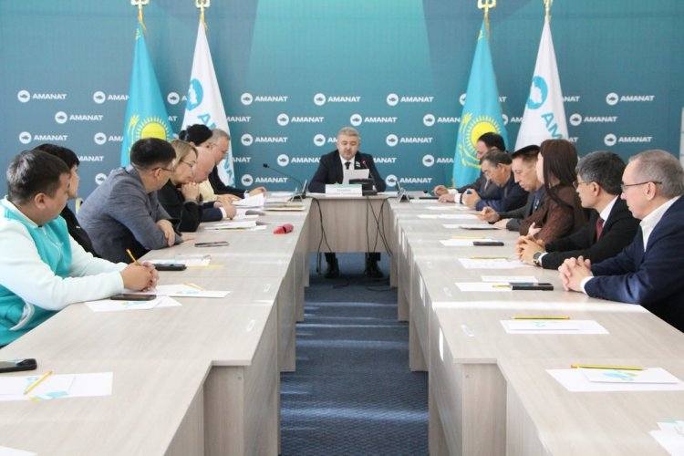 В Павлодаре разобрали работу трёх районных филиалов партии «AMANAT»