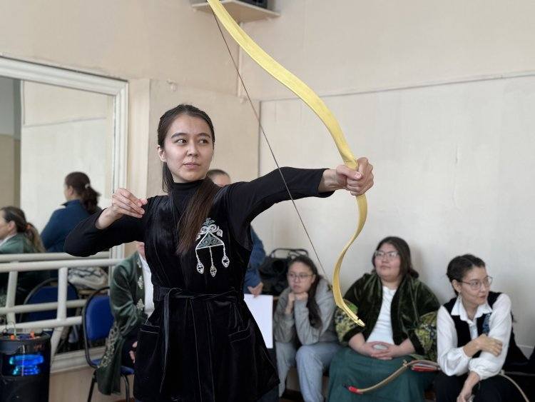 Павлодарские учителя на один день стали лучниками