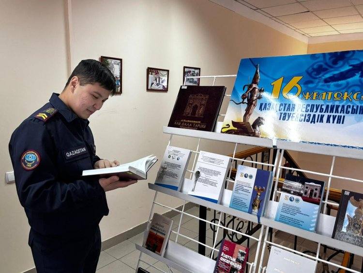 В Экибастузе пожарные поучаствовали в книжной выставке ко Дню независимости