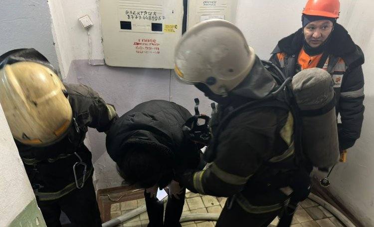 В Павлодаре при пожаре в пятиэтажке спасли пять человек