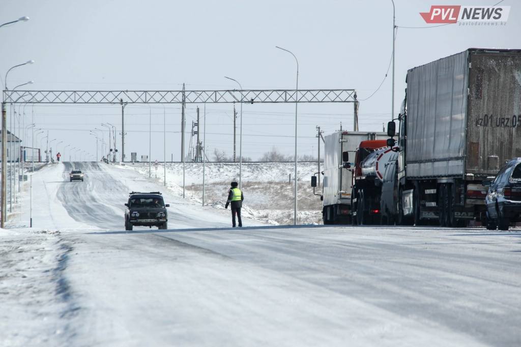 состояние дорога русская поляна павлодара. метель на трассе. закрытые трассы павлодар. снежная метель на дороге. трасса кызылорда актобе зимой фото.