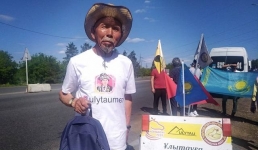 Стёр пять пар обуви: пеший аксакал-путешественник добрался до Павлодара