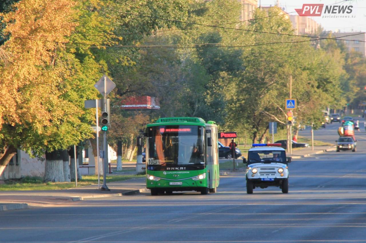 Площадь гос символов в павлодаре. В павлодаре на 3 дня. Флаг павлодара. Город павлодар казахстан. Павлодар достопримечательности.