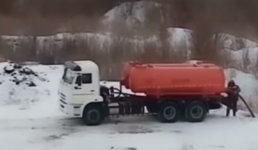 Водитель ассенизатора в Павлодаре слил отходы в неположенном месте (ВИДЕО)