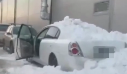 Упавший с крыши снег повредил автомобиль павлодарца (ВИДЕО)
