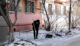Зимний мини-субботник провели в своих дворах павлодарцы (ВИДЕО)