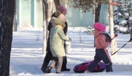 В Павлодаре дети испортили каток забавы ради