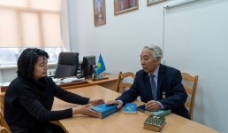Уникальные книги подарил павлодарскому университету ветеран-педагог