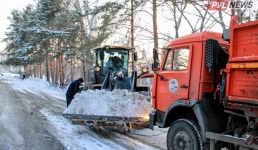 Свыше 100 единиц техники вышло на дневную уборку снега в Павлодаре